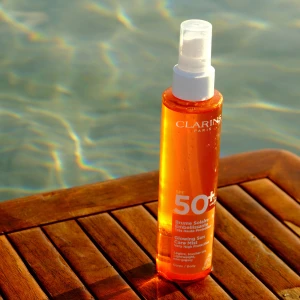 Clarins Suncare Brume Solaire Embellissante Très Haute Protection Corps Spf50+ 150ml